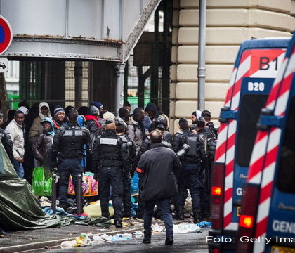 O tabara ilegala cu peste 1.000 de migranti, evacuata din nou in nordul Parisului. Unde au fost trimisi de politie. VIDEO