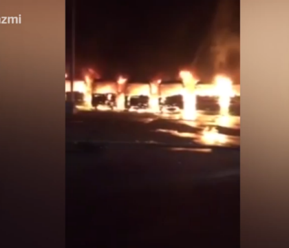 Muncitorii de la fabrica tatalui fostului lider al-Qaida au incendiat 50 de autobuze. Motivul protestelor violente Muncitorii de la fabrica tatalui fostului lider al-Qaida au incendiat 50 de autobuze. Motivul protestelor violente
