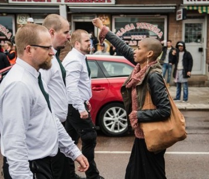 O femeie de culoare a infruntat singura un grup de 300 de neonazisti la un mars in Suedia. "Niciun nazist nu trece pe aici!" - VIDEO