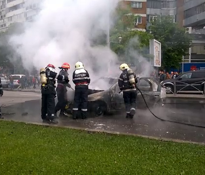 Un taximetrist din Bucuresti si-a DAT FOC la masina pe loc cand a primit procesul verbal de la politie. Ce a scris ofiterul in el Un taximetrist din Bucuresti si-a DAT FOC la masina pe loc cand a primit procesul verbal de la politie. Ce a scris ofiterul in el
