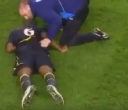 Cum a fost salvat fotbalistul Fabrice Muamba dupa ce s-a prabusit pe teren, intr-un caz similar cu cel al lui Patrick Ekeng - VIDEO Cum a fost salvat fotbalistul Fabrice Muamba dupa ce s-a prabusit pe teren, intr-un caz similar cu cel al lui Patrick Ekeng - VIDEO