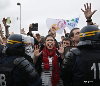 Proteste violente in Franta privind controversata lege a muncii. Sute de persoane i-au cerut demisia lui Hollande Proteste violente in Franta privind controversata lege a muncii. Sute de persoane i-au cerut demisia lui Hollande