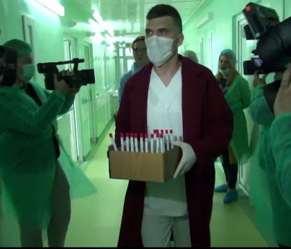 Dezinfectantii Hexi Pharma, diluati chiar si de ZECE ori. Ce s-a descoperit in probele luate de pe mainile unui chirurg