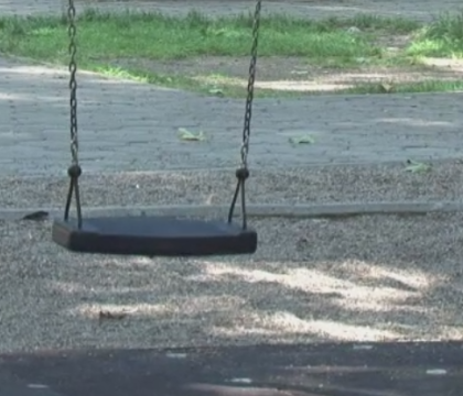 O fetita de 6 ani a cazut in cap din leagan si a ramas inconstienta pe jos. Micuta se afla in grija bunicii ei