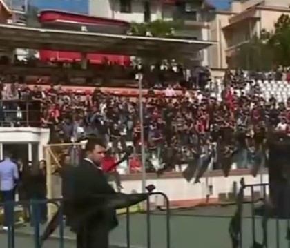 Trupul lui Patrick Ekeng, depus astazi pe stadionul Dinamo. Suporterii si jucatorii dinamovisti au venit sa-si ia ramas bun Trupul lui Patrick Ekeng, depus astazi pe stadionul Dinamo. Suporterii si jucatorii dinamovisti au venit sa-si ia ramas bun