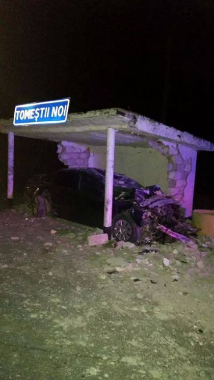 Grav accident la Tomestii Noi. O masina a intrat intr-o statie de autobuz: "Mirosea a alcool". FOTO