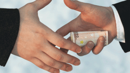Un moldovean a vrut sa dea mita unui vames, insa acum risca ani grei de puscarie
