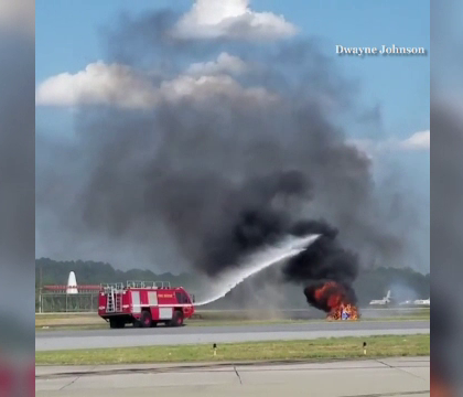 Un pilot a murit dupa ce avionul de mici dimensiuni s-a prabusit la un show aviatic. Spectatorii, martori la tragedie Un pilot a murit dupa ce avionul de mici dimensiuni s-a prabusit la un show aviatic. Spectatorii, martori la tragedie
