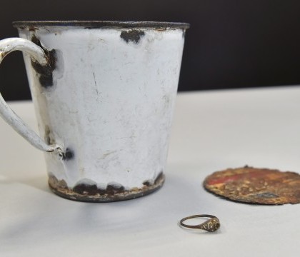 Comoara ascunsa, descoperita dupa 70 de ani. Ce au gasit pe fundul unei cani din lagarul Auschwitz Comoara ascunsa, descoperita dupa 70 de ani. Ce au gasit pe fundul unei cani din lagarul Auschwitz