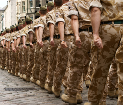 I s-a facut rau si a lesinat, in timpul unei parade militare. Imaginile cu soldatul au devenit viral - FOTO I s-a facut rau si a lesinat, in timpul unei parade militare. Imaginile cu soldatul au devenit viral - FOTO
