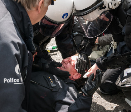 Confruntari violente in Bruxelles. Seful politiei, ranit dupa ce protestatarii au aruncat cu pietre in fortele de ordine - VIDEO Confruntari violente in Bruxelles. Seful politiei, ranit dupa ce protestatarii au aruncat cu pietre in fortele de ordine - VIDEO