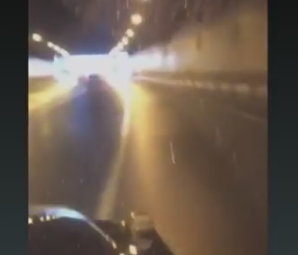Si-au batut joc de politie si au transmis totul pe internet. Isprava unor tineri de bani gata din Rusia - VIDEO