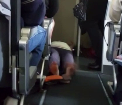 O americanca a inceput sa tipe si sa-si smulga hainele, in avion. Ce a urmat dupa ce a amintit de zborurile prabusite O americanca a inceput sa tipe si sa-si smulga hainele, in avion. Ce a urmat dupa ce a amintit de zborurile prabusite