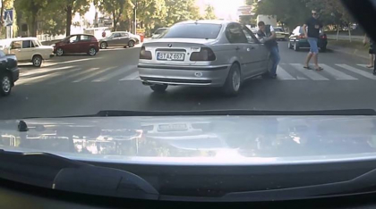Gestul REVOLTATOR al unui moldovean in Odesa. Loveste INTENTIONAT cu masina un pieton. VIDEO