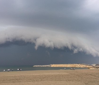 Imagini spectaculoase pe o plaja din Constanta. Ce s-a intamplat dupa ce a aparut norul amenintator. FOTO Imagini spectaculoase pe o plaja din Constanta. Ce s-a intamplat dupa ce a aparut norul amenintator. FOTO