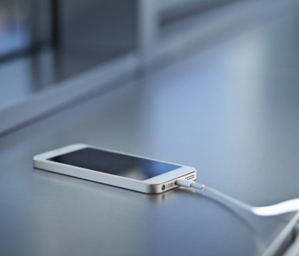 Un copil de 9 ani a murit dupa ce si-a bagat telefonul la incarcat. Ce s-a intamplat