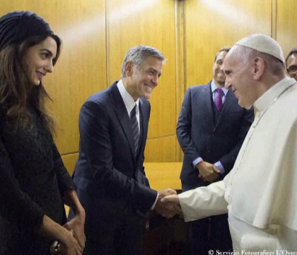 George Clooney, Richard Gere si Salma Hayek, medaliati de Papa Francisc. Motivul pentru care le-a multumit suveranul pontif