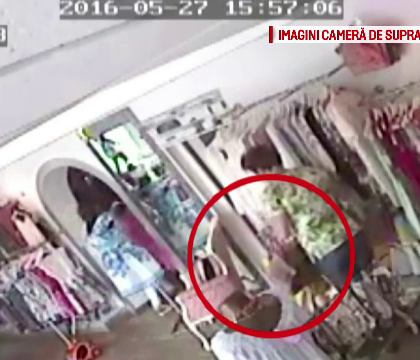 A intrat in magazin sa isi cumpere haine, dar a plecat cu geanta plina, fara sa plateasca. Femeia a fost filmata A intrat in magazin sa isi cumpere haine, dar a plecat cu geanta plina, fara sa plateasca. Femeia a fost filmata