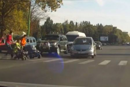 La rosu, pe contrasens. Era cat pe ce sa spulbere doua femei si trei copii. VIDEO