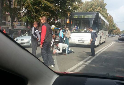 LOVIT de un autobuz de ruta langa trecerea de pietoni. Medici: "S-a aruncat sub roti". FOTO LOVIT de un autobuz de ruta langa trecerea de pietoni. Medici: "S-a aruncat sub roti". FOTO