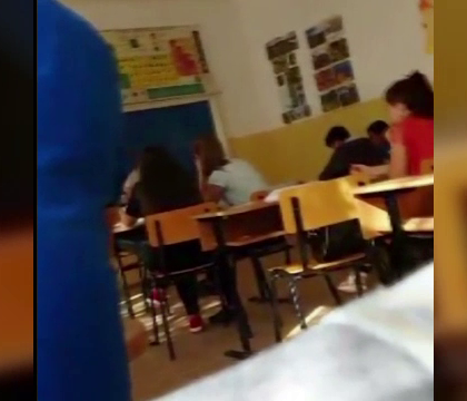 Ancheta la un liceu din Dolj dupa ce un elev si-a filmat profesoara de matematica in timpul orei: "Te dau cu capul de tabla" Ancheta la un liceu din Dolj dupa ce un elev si-a filmat profesoara de matematica in timpul orei: "Te dau cu capul de tabla"