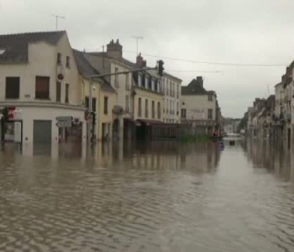 In mai multe zone din Franta va fi declarata stare de catastrofa naturala. Oamenii, salvati de pe acoperis cu elicopterul In mai multe zone din Franta va fi declarata stare de catastrofa naturala. Oamenii, salvati de pe acoperis cu elicopterul