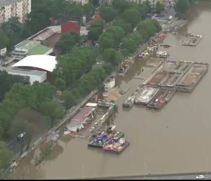 O suburbie din Paris, evacuata cu armata, din cauza inundatiilor. Ploile torentiale au facut pagube de 600 MIL. euro