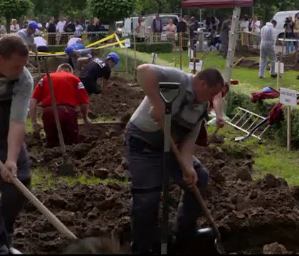 O competitie de sapat morminte a strans zeci de gropari dornici sa-si arate abilitatile: "Ne-am dori sa fim mai respectati" O competitie de sapat morminte a strans zeci de gropari dornici sa-si arate abilitatile: "Ne-am dori sa fim mai respectati"