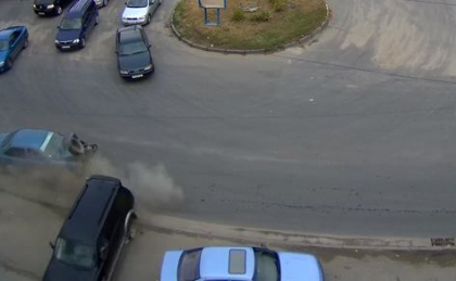 Accident surprins de camerele video, pe strada Uzinelor. Trei masini implicate. VIDEO