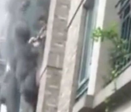 Un tata si-a aruncat fetita de la etaj, din apartamentul cuprins de flacari. Scenele dramatice, filmate de un vecin. VIDEO Un tata si-a aruncat fetita de la etaj, din apartamentul cuprins de flacari. Scenele dramatice, filmate de un vecin. VIDEO