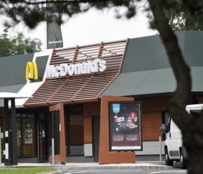Jaf armat intr-un restaurant McDonald\'s din Franta. Cine se afla in acel moment printre clienti