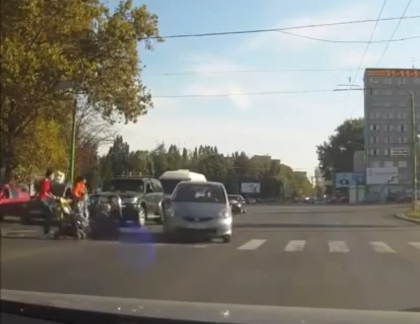 Cum a fost pedepsit soferul care era cat pe ce sa spulbere doua femei si un copil pe trecerea de pietoni