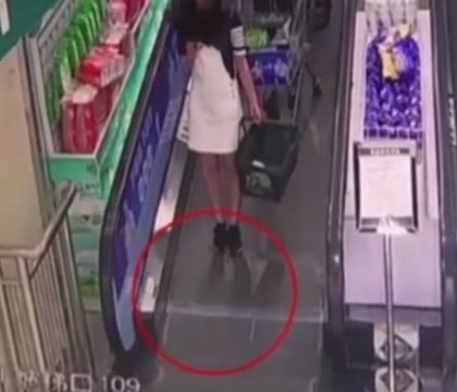 Se pregatea sa coboare de pe scara rulanta, cand pamantul i-a fugit de sub picioare. Ce s-a intamplat in cateva secune. VIDEO Se pregatea sa coboare de pe scara rulanta, cand pamantul i-a fugit de sub picioare. Ce s-a intamplat in cateva secune. VIDEO