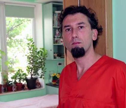 Medicul retinut pentru ca ar fi agresat o pacienta minora, angajat si la o gradinita particulara. Reactia parintilor Medicul retinut pentru ca ar fi agresat o pacienta minora, angajat si la o gradinita particulara. Reactia parintilor