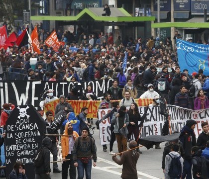 Proteste violente pe strazile din Chile. Politistii au folosit gaze lacrimogene si tunuri de apa asupra studentilor