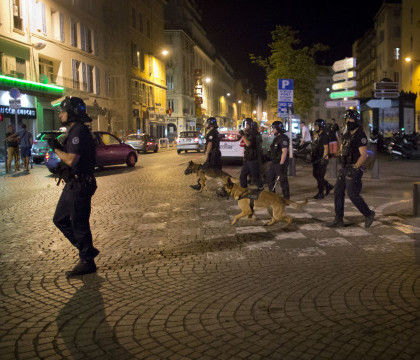 Primele incidente la UEFA Euro 2016. Fanii englezi s-au batut cu politisti si localnici, in Marsilia: "ISIS, unde esti" Primele incidente la UEFA Euro 2016. Fanii englezi s-au batut cu politisti si localnici, in Marsilia: "ISIS, unde esti"