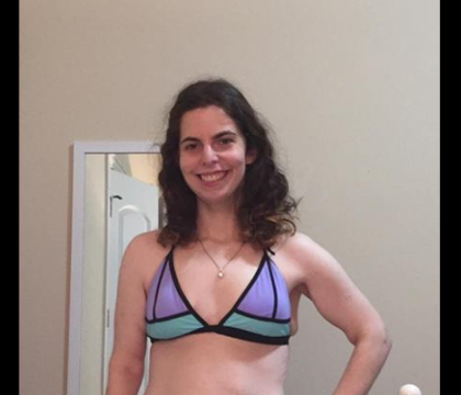 S-a temut toata viata sa-si arate picioarele si nu a avut niciodata un costum de baie. Prima ei fotografie in bikini e virala S-a temut toata viata sa-si arate picioarele si nu a avut niciodata un costum de baie. Prima ei fotografie in bikini e virala