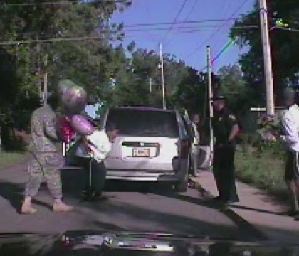 A fost oprita de politie in trafic, dar ce a urmat a facut-o sa planga de bucurie. Surpriza emotionanta pregatita de ofiteri A fost oprita de politie in trafic, dar ce a urmat a facut-o sa planga de bucurie. Surpriza emotionanta pregatita de ofiteri
