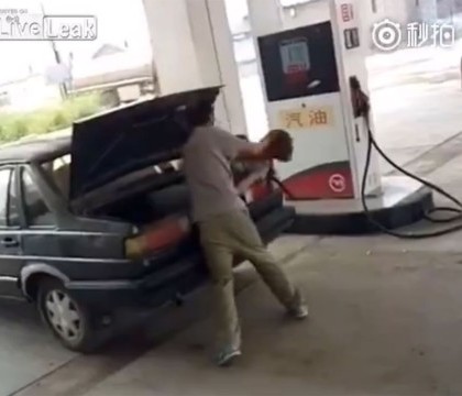 Un barbat isi bate nevasta si o inchide in portbagajul masinii. Imaginile revoltatoare surprinse intr-o benzinarie - VIDEO Un barbat isi bate nevasta si o inchide in portbagajul masinii. Imaginile revoltatoare surprinse intr-o benzinarie - VIDEO