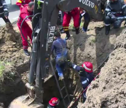 Muncitor salvat in ultima clipa, dupa ce a cazut in groapa pe care o sapa. Colegii sai dau vina pe pamantul din zona Muncitor salvat in ultima clipa, dupa ce a cazut in groapa pe care o sapa. Colegii sai dau vina pe pamantul din zona