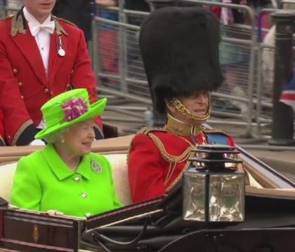 Parada grandioasa la Londra, in cinstea reginei Elisabeta. Un soldat a lesinat in timpul ceremoniei Parada grandioasa la Londra, in cinstea reginei Elisabeta. Un soldat a lesinat in timpul ceremoniei