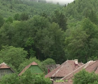 Un cartier din Romania se naruie sub privirile localnicilor, din cauza alunecarilor de teren:"Curge ca o lava vulcanica" Un cartier din Romania se naruie sub privirile localnicilor, din cauza alunecarilor de teren:"Curge ca o lava vulcanica"