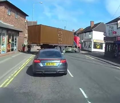 A fost cat pe ce sa fie lovita de un camion de 20 de tone. Reactia salvatoare pe care a avut-o femeia in ultima secunda - VIDEO A fost cat pe ce sa fie lovita de un camion de 20 de tone. Reactia salvatoare pe care a avut-o femeia in ultima secunda - VIDEO