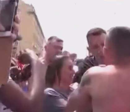 "Mi-au turnat o bere intreaga in cap". Reporterita din Rusia, inconjurata de suporteri englezi, in Marsilia. VIDEO "Mi-au turnat o bere intreaga in cap". Reporterita din Rusia, inconjurata de suporteri englezi, in Marsilia. VIDEO