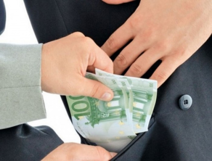 Au luat mita de mii de euro. Doi politisti, trimisi dupa gratii