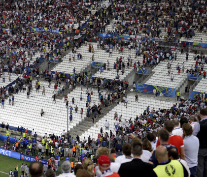 Rusia, "descalificata cu suspendare" de la UEFA EURO 2016 dupa violentele provocate de suporteri: "Pedepsele sunt excesive" Rusia, "descalificata cu suspendare" de la UEFA EURO 2016 dupa violentele provocate de suporteri: "Pedepsele sunt excesive"