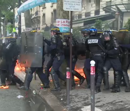 Strazile Parisului aratau ca dupa razboi. 40 de oameni au fost raniti si 58 de tineri au fost arestati Strazile Parisului aratau ca dupa razboi. 40 de oameni au fost raniti si 58 de tineri au fost arestati