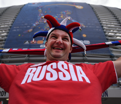 RUSIA - SLOVACIA 1-2. Rusii risca eliminarea de la EURO, daca suporterii lor mai fac scandal. Weiss deschide scorul la Lille RUSIA - SLOVACIA 1-2. Rusii risca eliminarea de la EURO, daca suporterii lor mai fac scandal. Weiss deschide scorul la Lille