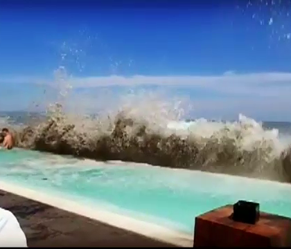 Cel putin doi turisti au murit in Bali. Sudul insulei a fost lovit de valuri uriase Cel putin doi turisti au murit in Bali. Sudul insulei a fost lovit de valuri uriase