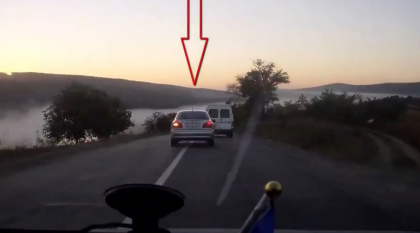 La un pas de tragedie. Ce face soferul acestei Mitsubishi pe o sosea din tara. VIDEO